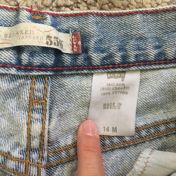 Light wash LEVI’s mom jeans - Picture 4 of 5